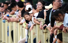 神兽踏云、风神起舞！泰名尔花车“破壁”出巡，赤峰绽放文化瑰宝